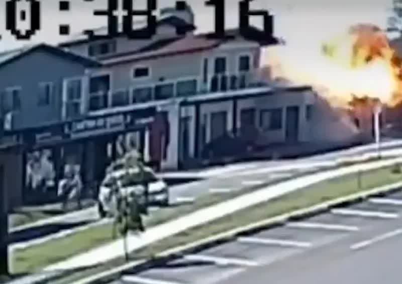 Máy bay đâm vào nhà hàng bốc cháy dữ dội như quả cầu lửa, người trên đường tháo chạy- Ảnh 2. Máy bay đâm vào nhà hàng bốc cháy dữ dội như quả cầu lửa, người trên đường tháo chạy- Ảnh 2.