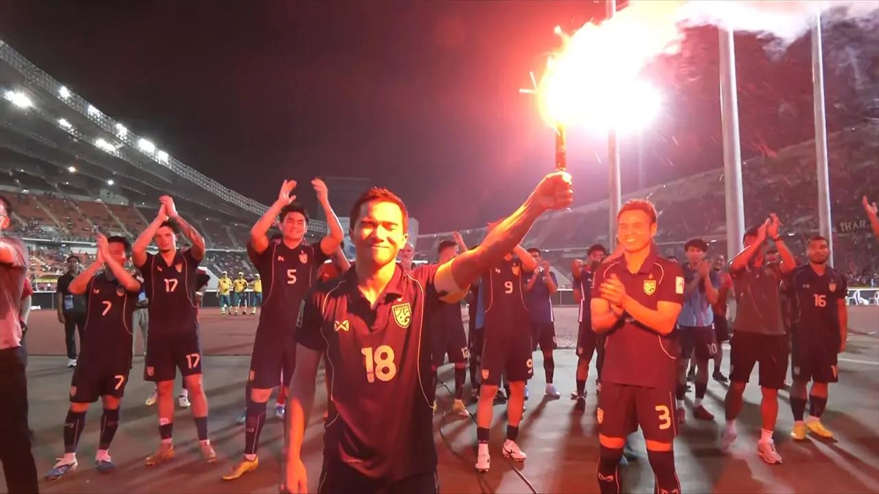 Video Chanathip thản nhi&ecirc;n đốt ph&aacute;o s&aacute;ng, LĐBĐ Th&aacute;i Lan c&oacute; nguy cơ bị trừng phạt- Ảnh 1.