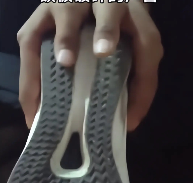 Bức ảnh đ&ocirc;i gi&agrave;y khiến nhiều cha mẹ thở d&agrave;i ngao ng&aacute;n: C&oacute; con c&aacute;i như n&agrave;y, về gi&agrave; sẽ khổ!- Ảnh 1.