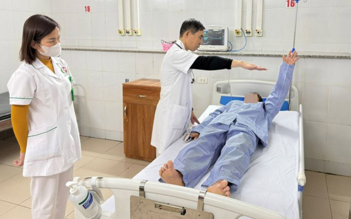 Bước 1 ch&acirc;n v&agrave;o 'cửa tử' vẫn nghĩ chỉ tr&uacute;ng gi&oacute;, 3 dấu hiệu sớm b&aacute;o đột quỵ- Ảnh 1.