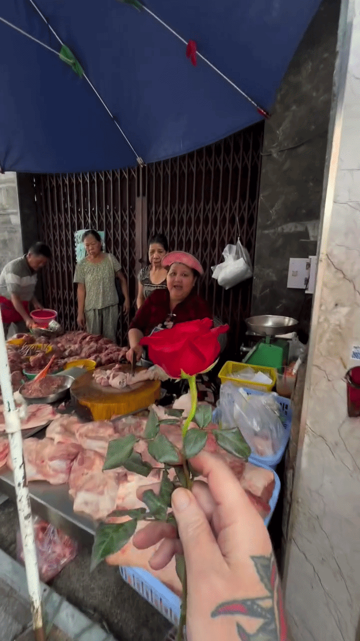 100.000 người thả tim cảnh kh&aacute;ch T&acirc;y gọi người b&aacute;n thịt heo Việt Nam l&agrave; mẹ- Ảnh 3.