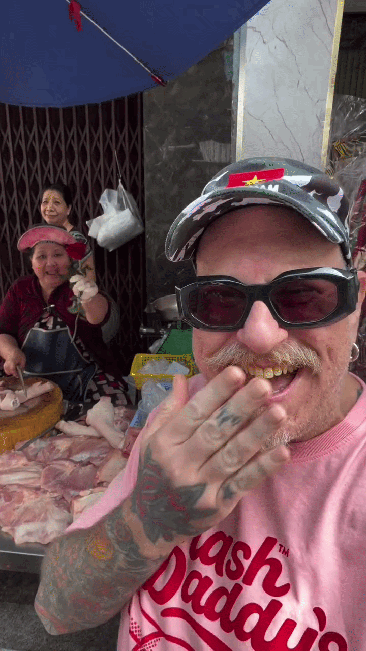 100.000 người thả tim cảnh kh&aacute;ch T&acirc;y gọi người b&aacute;n thịt heo Việt Nam l&agrave; mẹ- Ảnh 4.