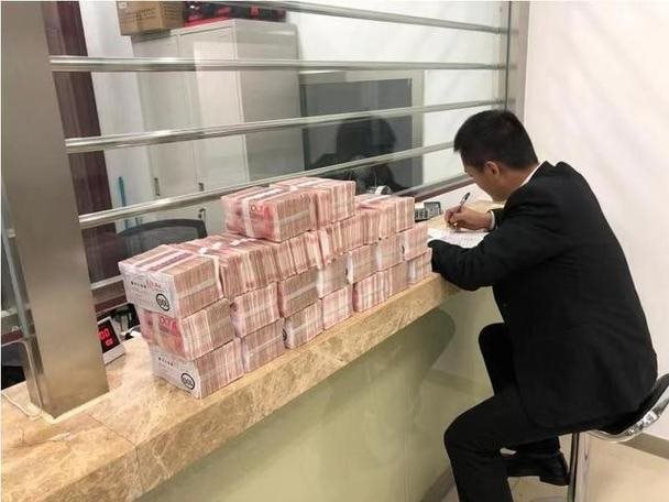 Kh&aacute;ch y&ecirc;u cầu tăng hạn mức chuyển khoản từ 19 tỷ l&ecirc;n 382 tỷ đồng/ng&agrave;y, nghe giao dịch vi&ecirc;n n&oacute;i 1 c&acirc;u liền r&uacute;t to&agrave;n bộ tiền gửi tại ng&acirc;n h&agrave;ng- Ảnh 1.