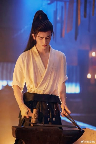 Đến lượt đ&ocirc;i b&agrave;n tay của Trương Lăng H&aacute;ch trở th&agrave;nh tr&ograve; cười khắp MXH- Ảnh 3.