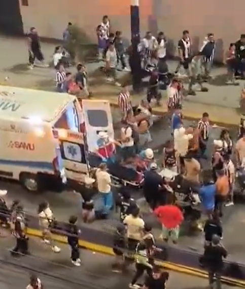 Hỗn loạn kinh ho&agrave;ng tại SVĐ b&oacute;ng đ&aacute; ở Peru: 1 người thiệt mạng v&agrave; h&agrave;ng chục người bị thương- Ảnh 2.