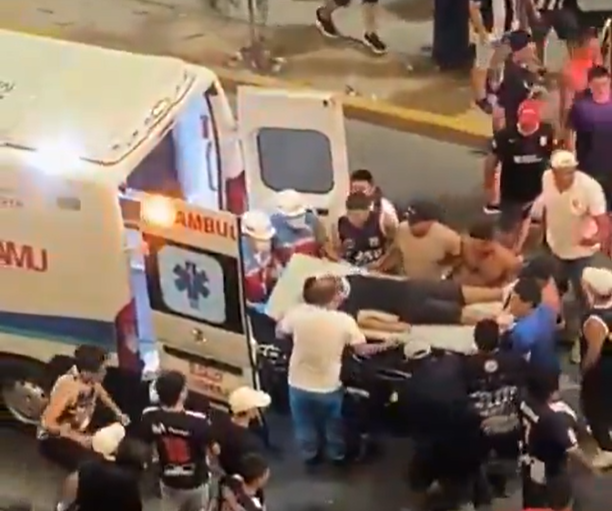 Hỗn loạn kinh ho&agrave;ng tại SVĐ b&oacute;ng đ&aacute; ở Peru: 1 người thiệt mạng v&agrave; h&agrave;ng chục người bị thương- Ảnh 1.