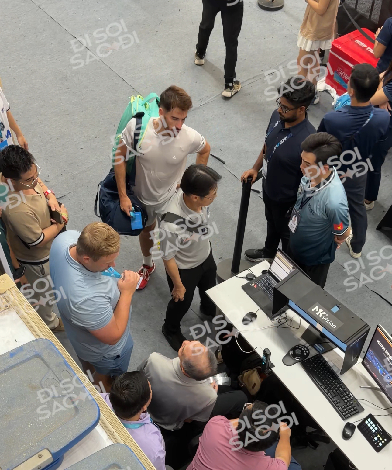 Clip: Thua Vinh Hiển trong ngỡ ng&agrave;ng, tay vợt Top 2 thế giới tranh luận cực gắt với tổ VAR- Ảnh 1.