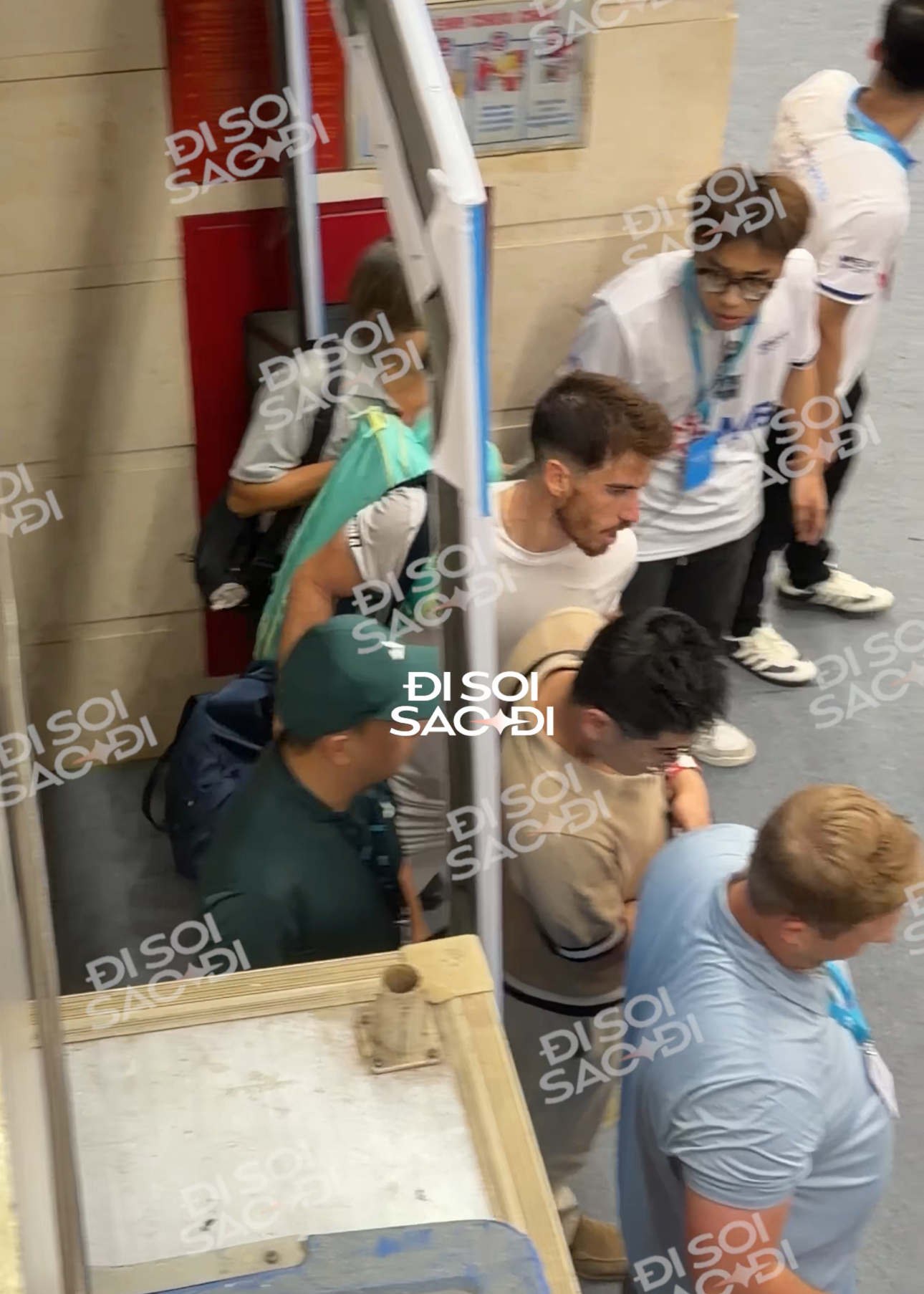 Clip: Thua Vinh Hiển trong ngỡ ng&agrave;ng, tay vợt Top 2 thế giới tranh luận cực gắt với tổ VAR- Ảnh 4.