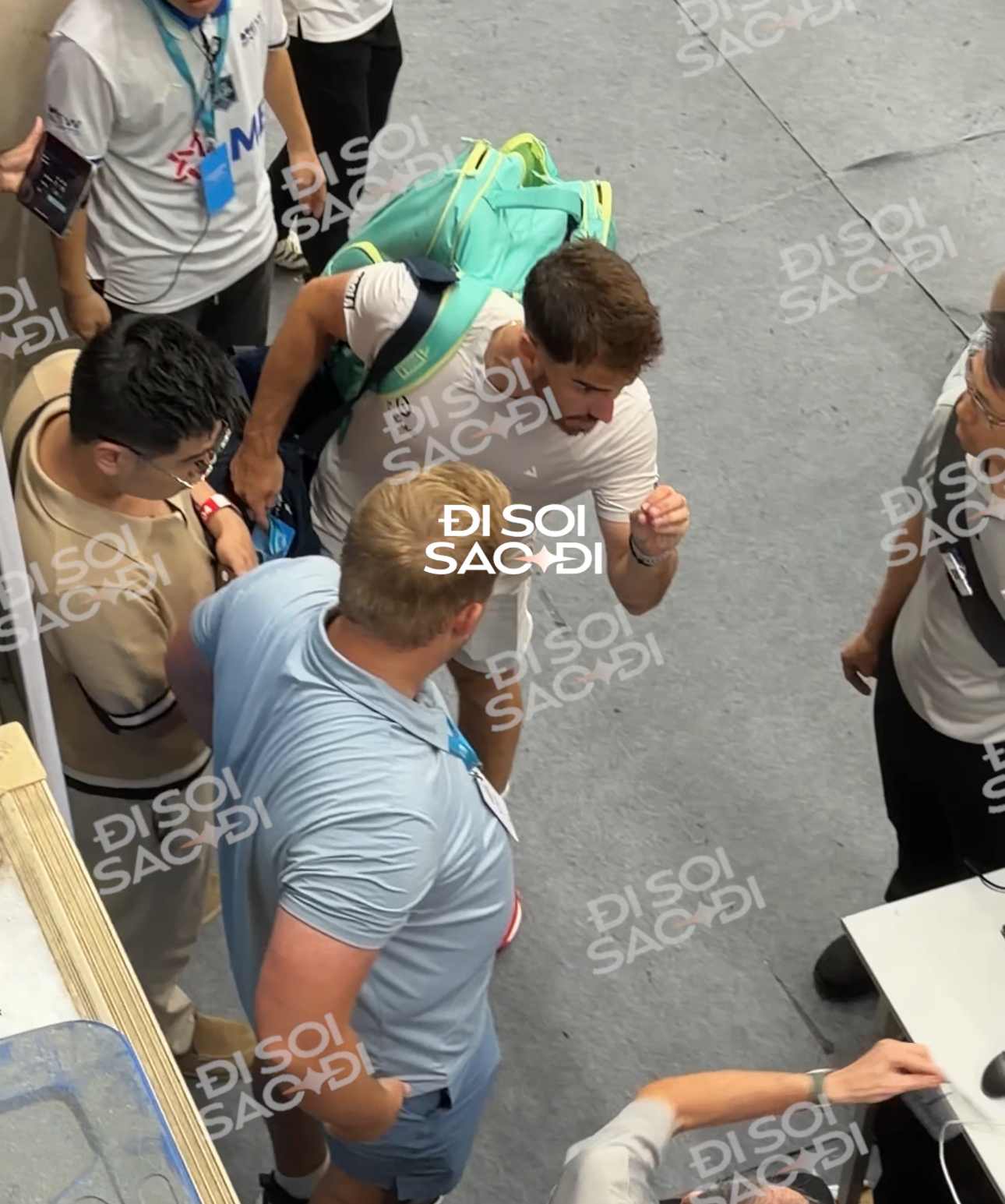 Clip: Thua Vinh Hiển trong ngỡ ng&agrave;ng, tay vợt Top 2 thế giới tranh luận cực gắt với tổ VAR- Ảnh 3.