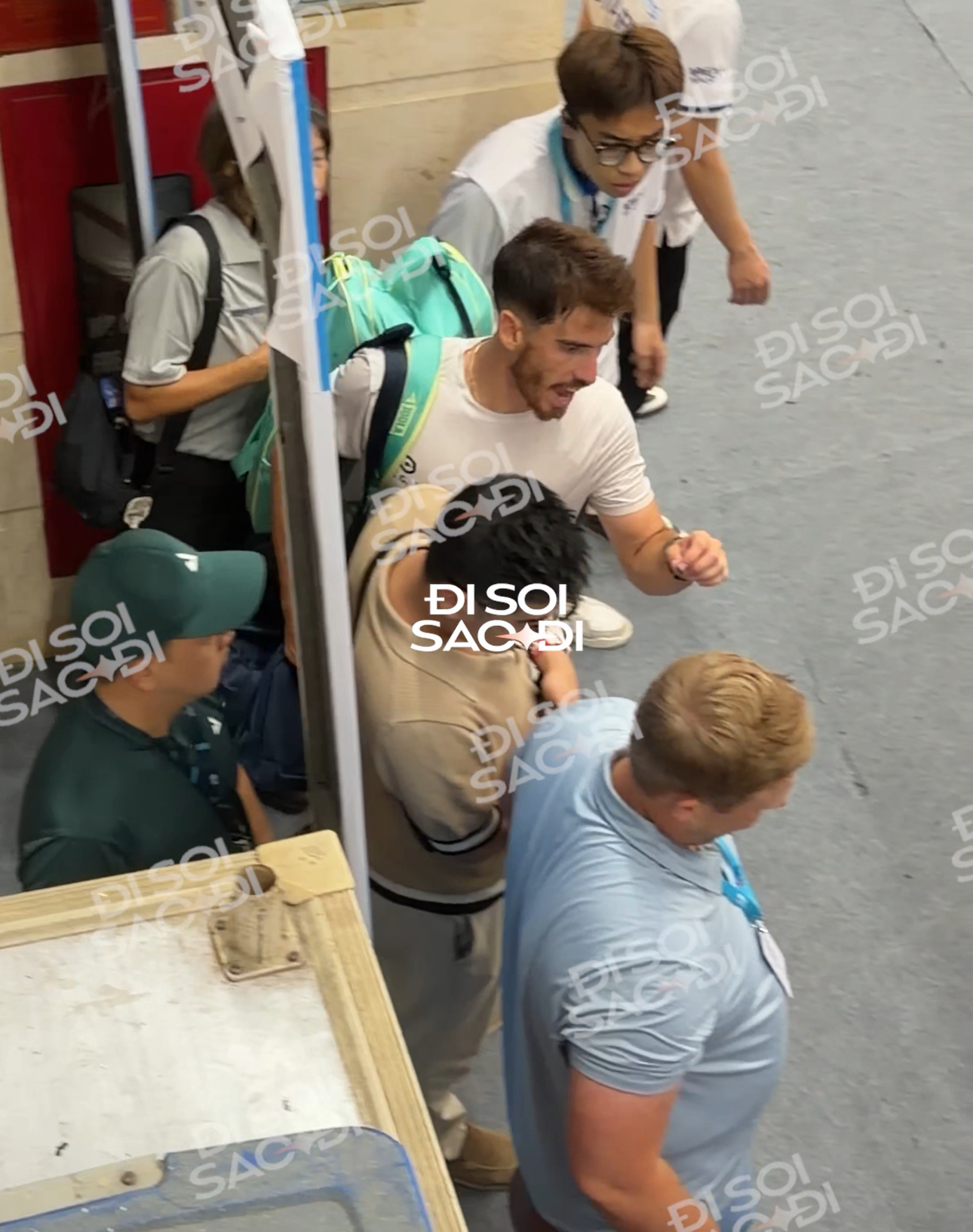 Clip: Thua Vinh Hiển trong ngỡ ng&agrave;ng, tay vợt Top 2 thế giới tranh luận cực gắt với tổ VAR- Ảnh 2.