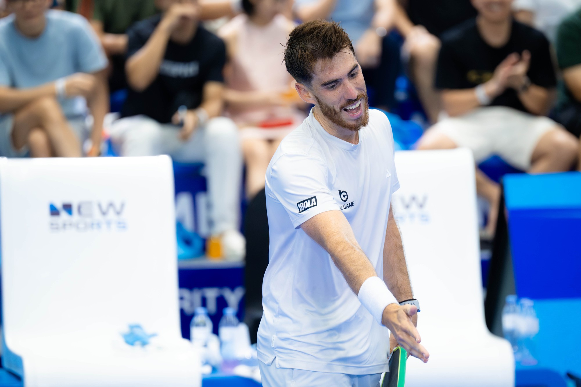 Tay vợt Top 2 PPA Staksrud &ldquo;phụng phịu&rdquo; suốt cả trận với Vinh Hiển, "ngượng ch&iacute;n mặt" khi khoe chi&ecirc;u tung vợt bất th&agrave;nh- Ảnh 3.