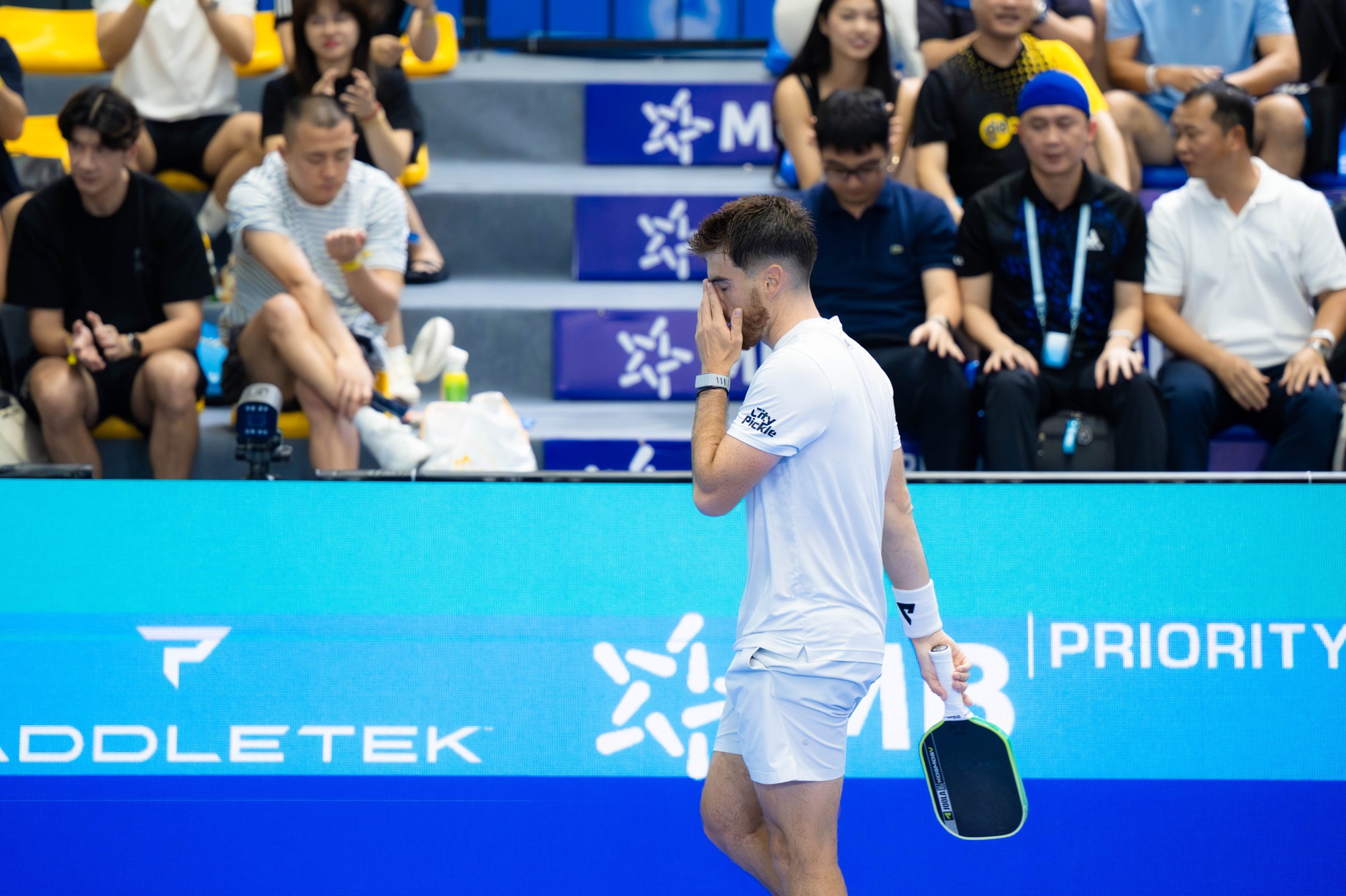 Tay vợt Top 2 PPA Staksrud &ldquo;phụng phịu&rdquo; suốt cả trận với Vinh Hiển, "ngượng ch&iacute;n mặt" khi khoe chi&ecirc;u tung vợt bất th&agrave;nh- Ảnh 4.