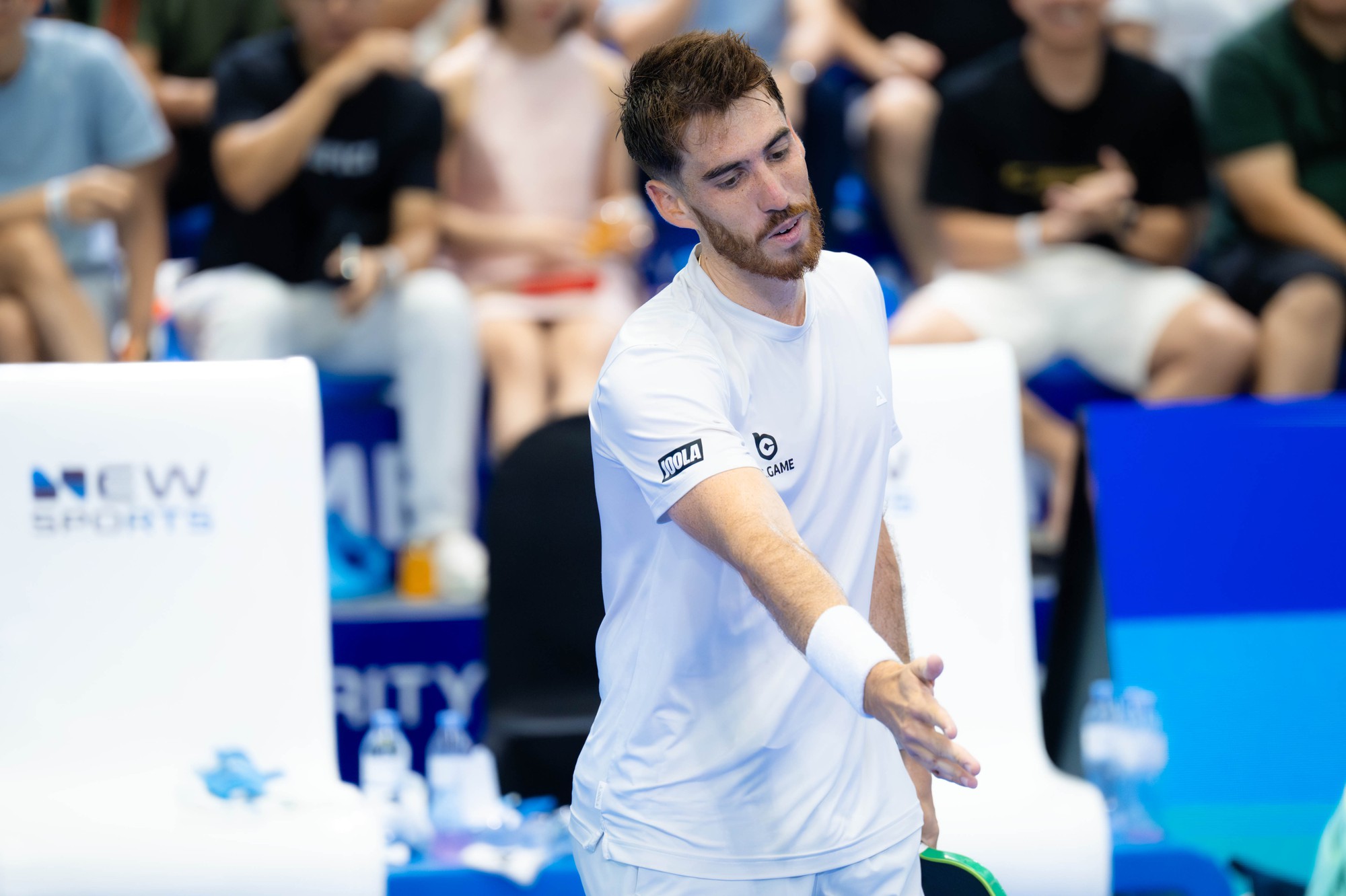 Tay vợt Top 2 PPA Staksrud &ldquo;phụng phịu&rdquo; suốt cả trận với Vinh Hiển, "ngượng ch&iacute;n mặt" khi khoe chi&ecirc;u tung vợt bất th&agrave;nh- Ảnh 6.