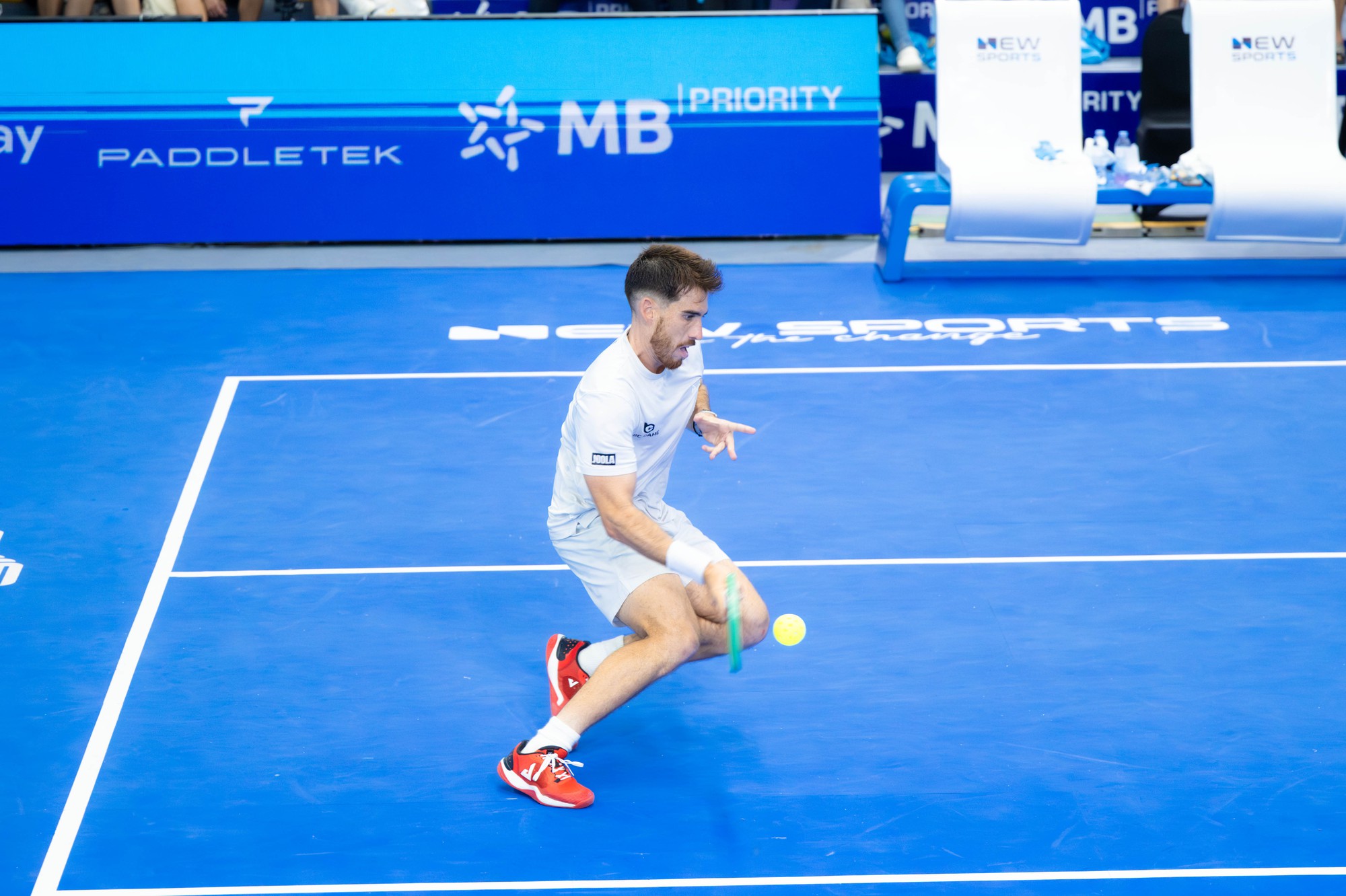 Tay vợt Top 2 PPA Staksrud &ldquo;phụng phịu&rdquo; suốt cả trận với Vinh Hiển, "ngượng ch&iacute;n mặt" khi khoe chi&ecirc;u tung vợt bất th&agrave;nh- Ảnh 7.