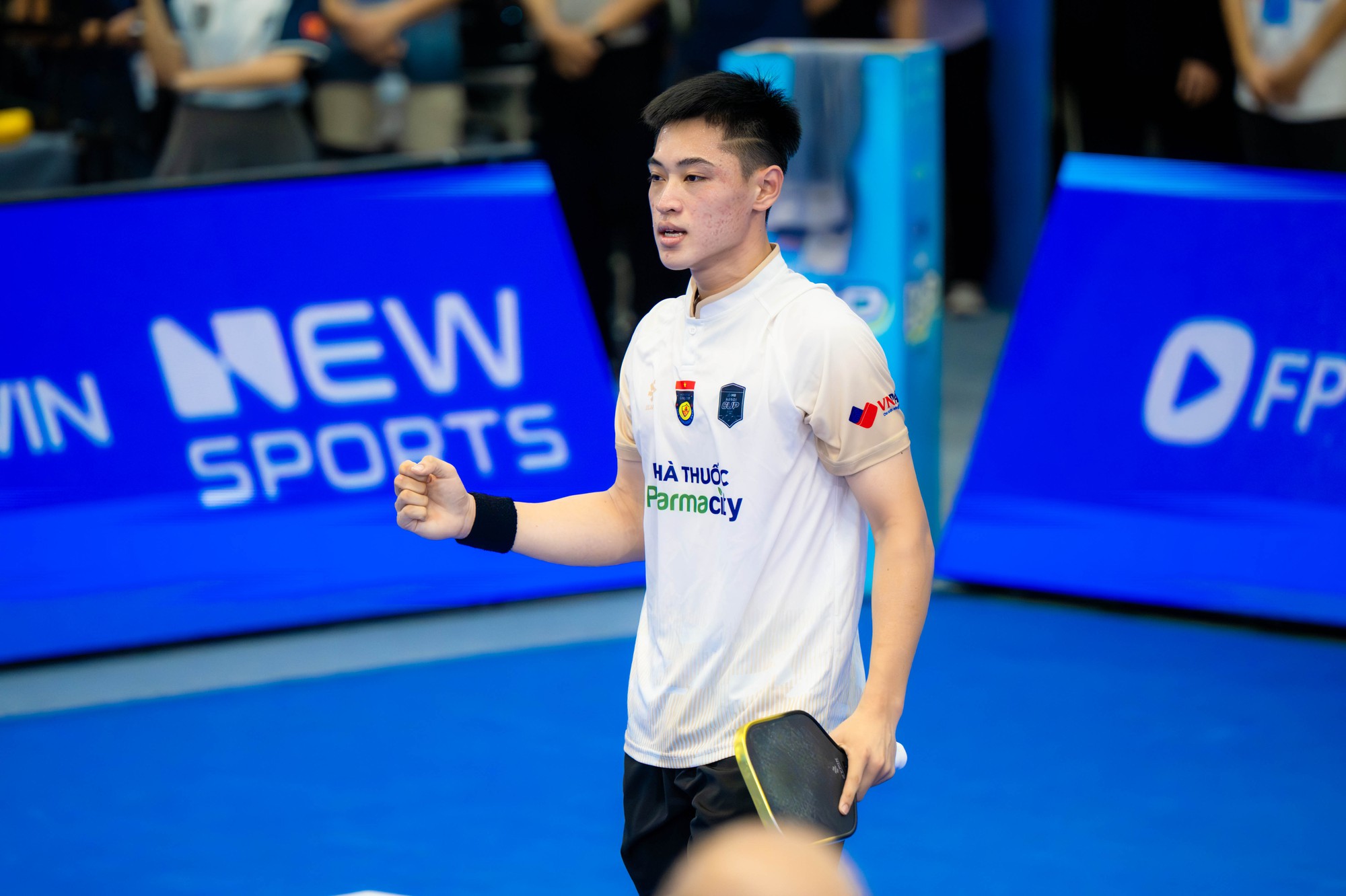 Tay vợt Top 2 PPA Staksrud &ldquo;phụng phịu&rdquo; suốt cả trận với Vinh Hiển, "ngượng ch&iacute;n mặt" khi khoe chi&ecirc;u tung vợt bất th&agrave;nh- Ảnh 14.