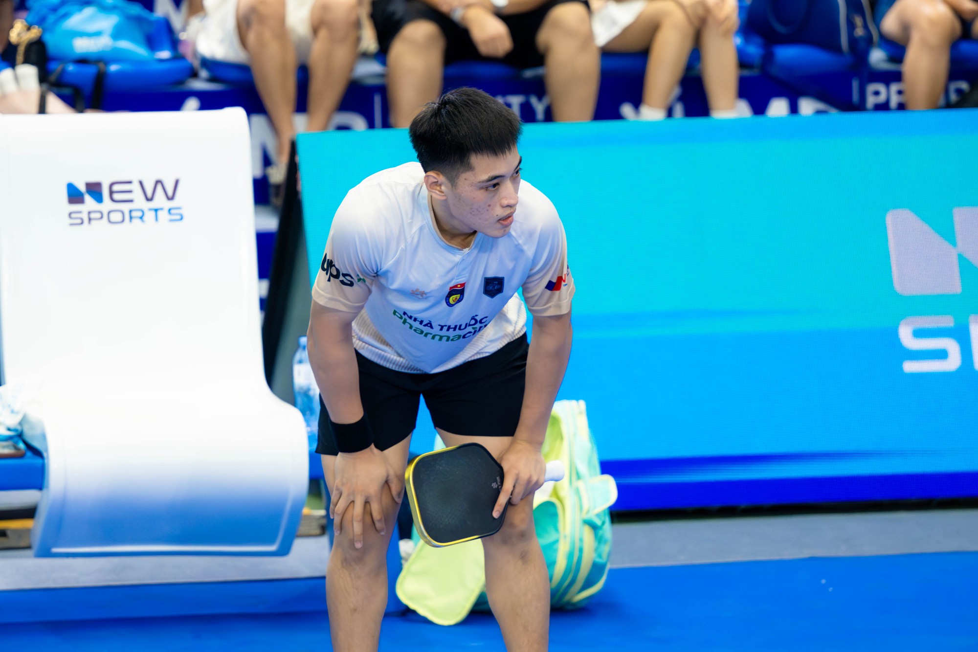 Tay vợt Top 2 PPA Staksrud &ldquo;phụng phịu&rdquo; suốt cả trận với Vinh Hiển, "ngượng ch&iacute;n mặt" khi khoe chi&ecirc;u tung vợt bất th&agrave;nh- Ảnh 9.