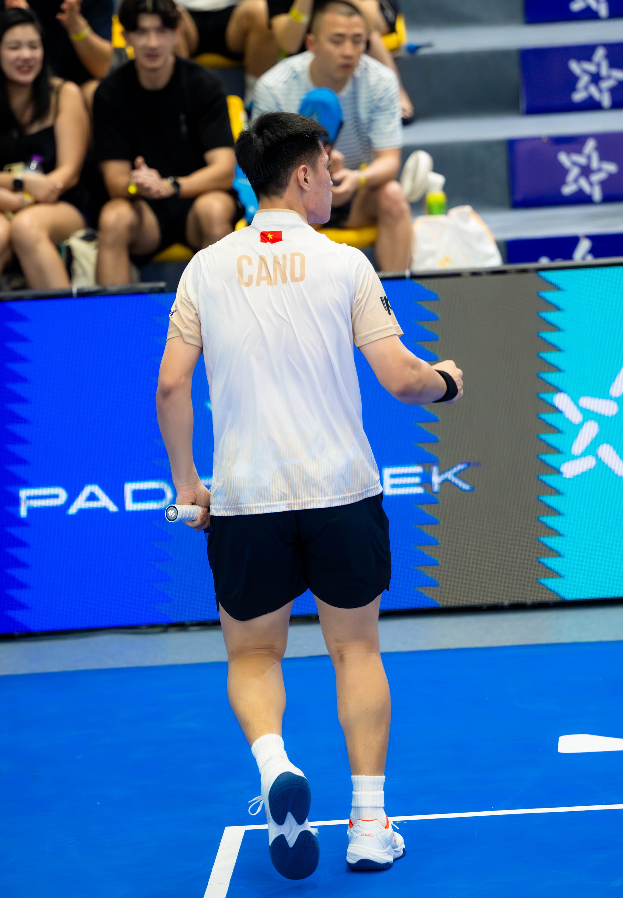 Tay vợt Top 2 PPA Staksrud &ldquo;phụng phịu&rdquo; suốt cả trận với Vinh Hiển, "ngượng ch&iacute;n mặt" khi khoe chi&ecirc;u tung vợt bất th&agrave;nh- Ảnh 11.