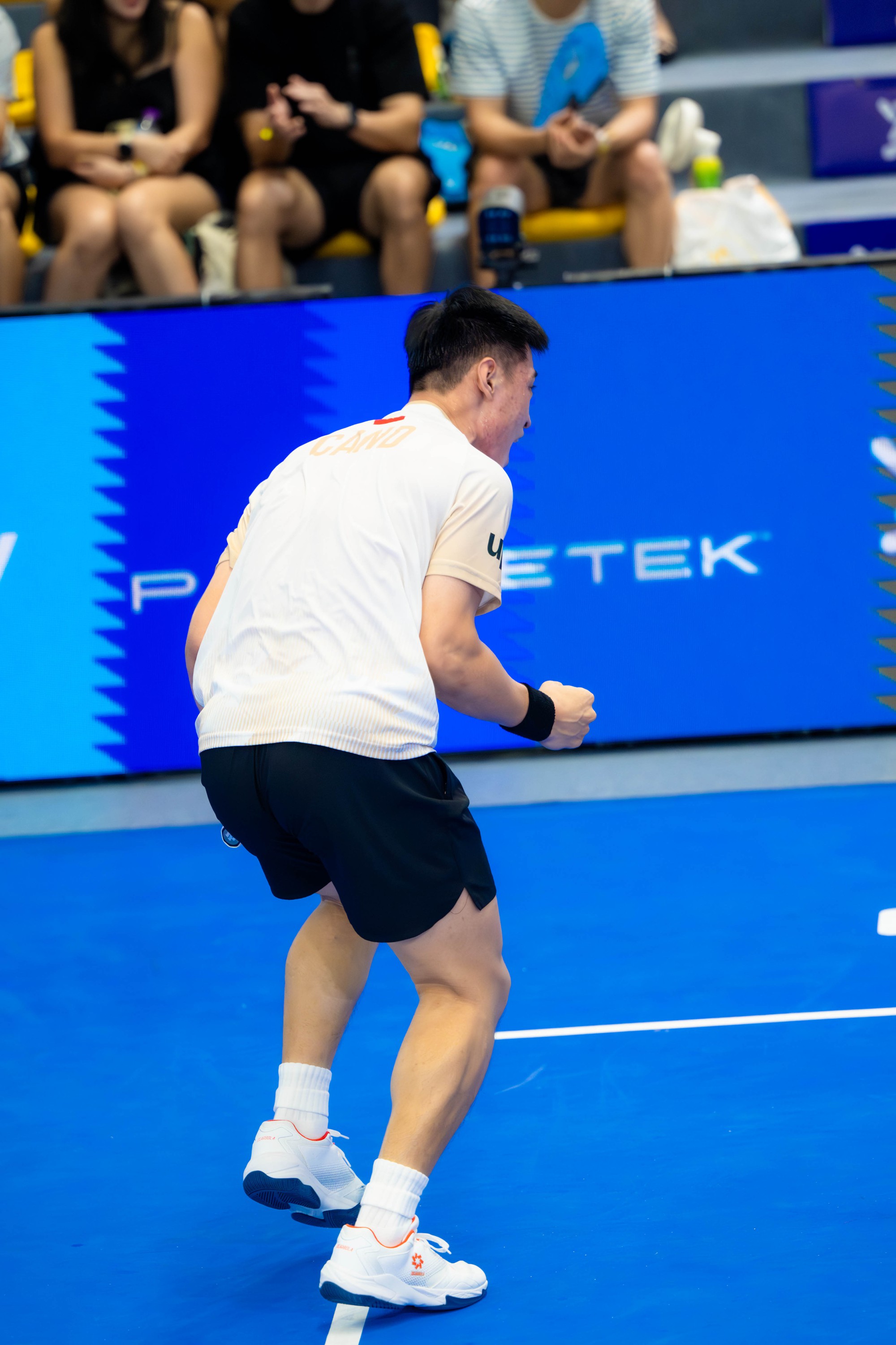 Tay vợt Top 2 PPA Staksrud &ldquo;phụng phịu&rdquo; suốt cả trận với Vinh Hiển, "ngượng ch&iacute;n mặt" khi khoe chi&ecirc;u tung vợt bất th&agrave;nh- Ảnh 13.