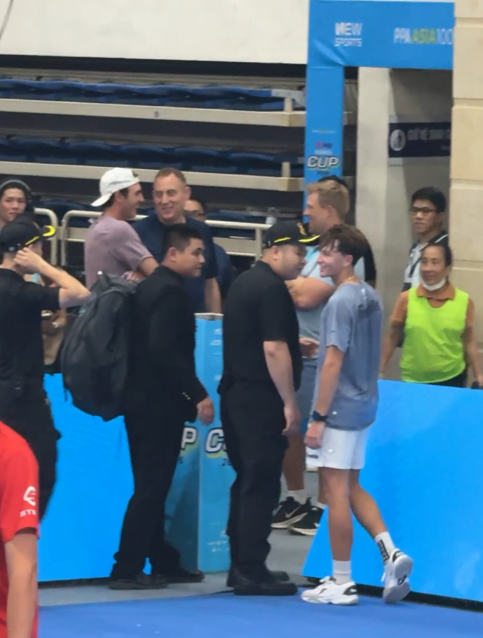 Dở kh&oacute;c dở cười: Hayden Patriquin mất vợt v&igrave; mải m&ecirc; ăn mừng chiến thắng kịch t&iacute;nh ở PPA Asia 1000- Ảnh 1.