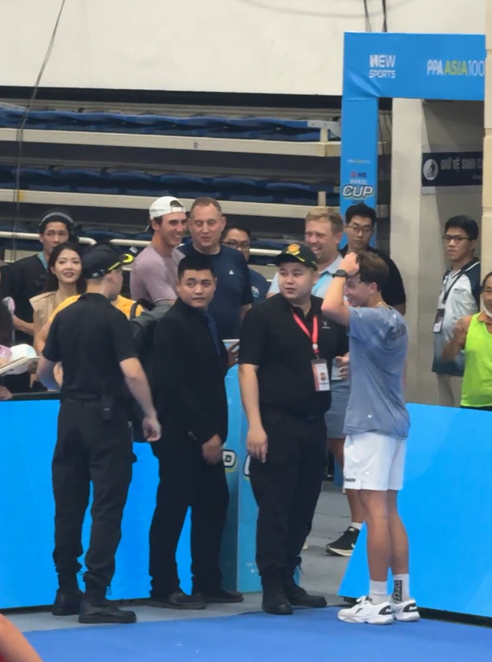 Dở kh&oacute;c dở cười: Hayden Patriquin mất vợt v&igrave; mải m&ecirc; ăn mừng chiến thắng kịch t&iacute;nh ở PPA Asia 1000- Ảnh 2.