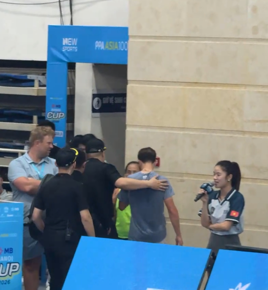 Dở kh&oacute;c dở cười: Hayden Patriquin mất vợt v&igrave; mải m&ecirc; ăn mừng chiến thắng kịch t&iacute;nh ở PPA Asia 1000- Ảnh 3.