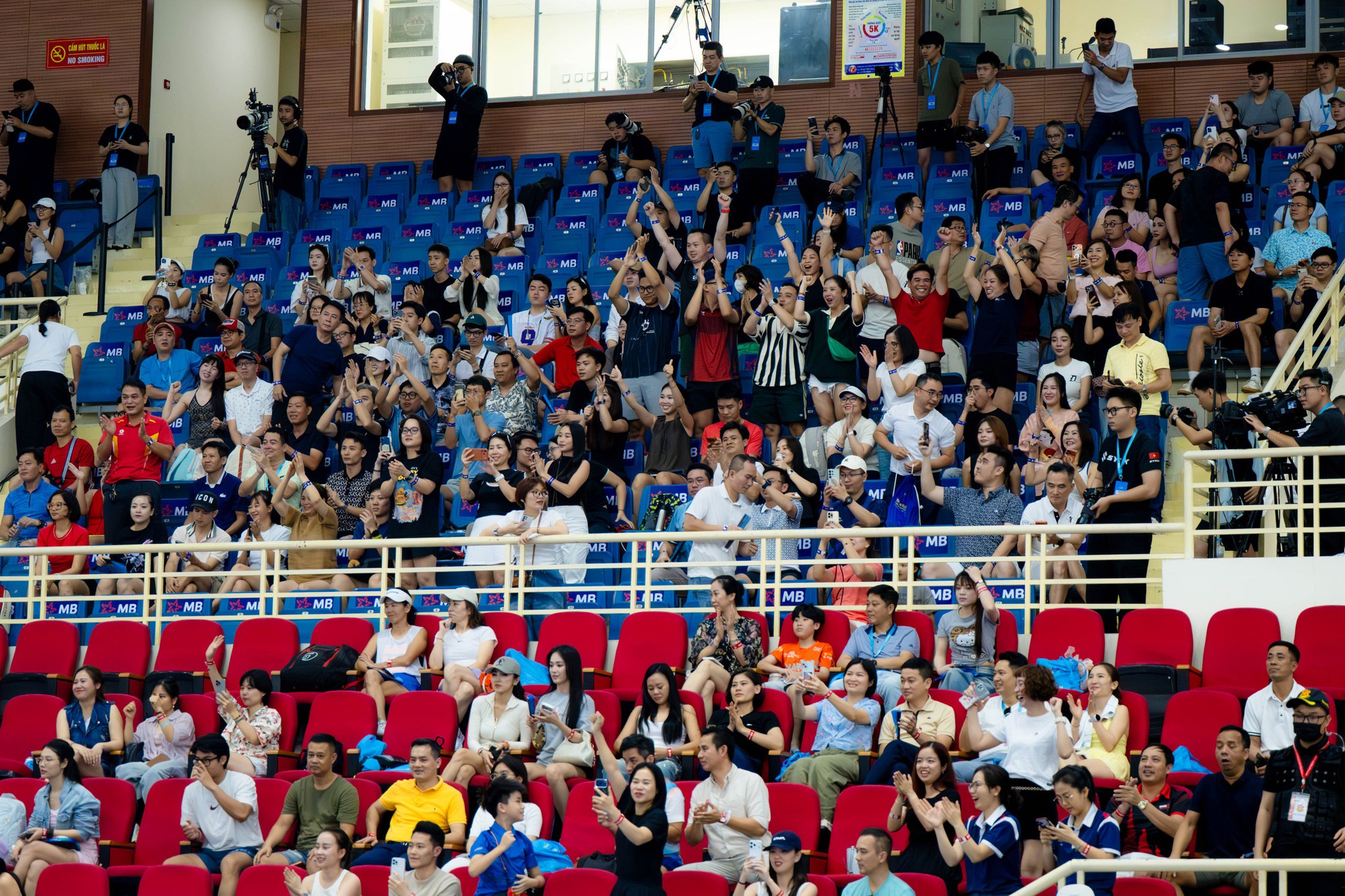 D&agrave;n si&ecirc;u sao PPA Mỹ cũng "phải l&ograve;ng" kh&aacute;n giả Việt, thi đấu thăng hoa hơn hẳn trong tiếng reo h&ograve; ở Mỹ Đ&igrave;nh- Ảnh 2.