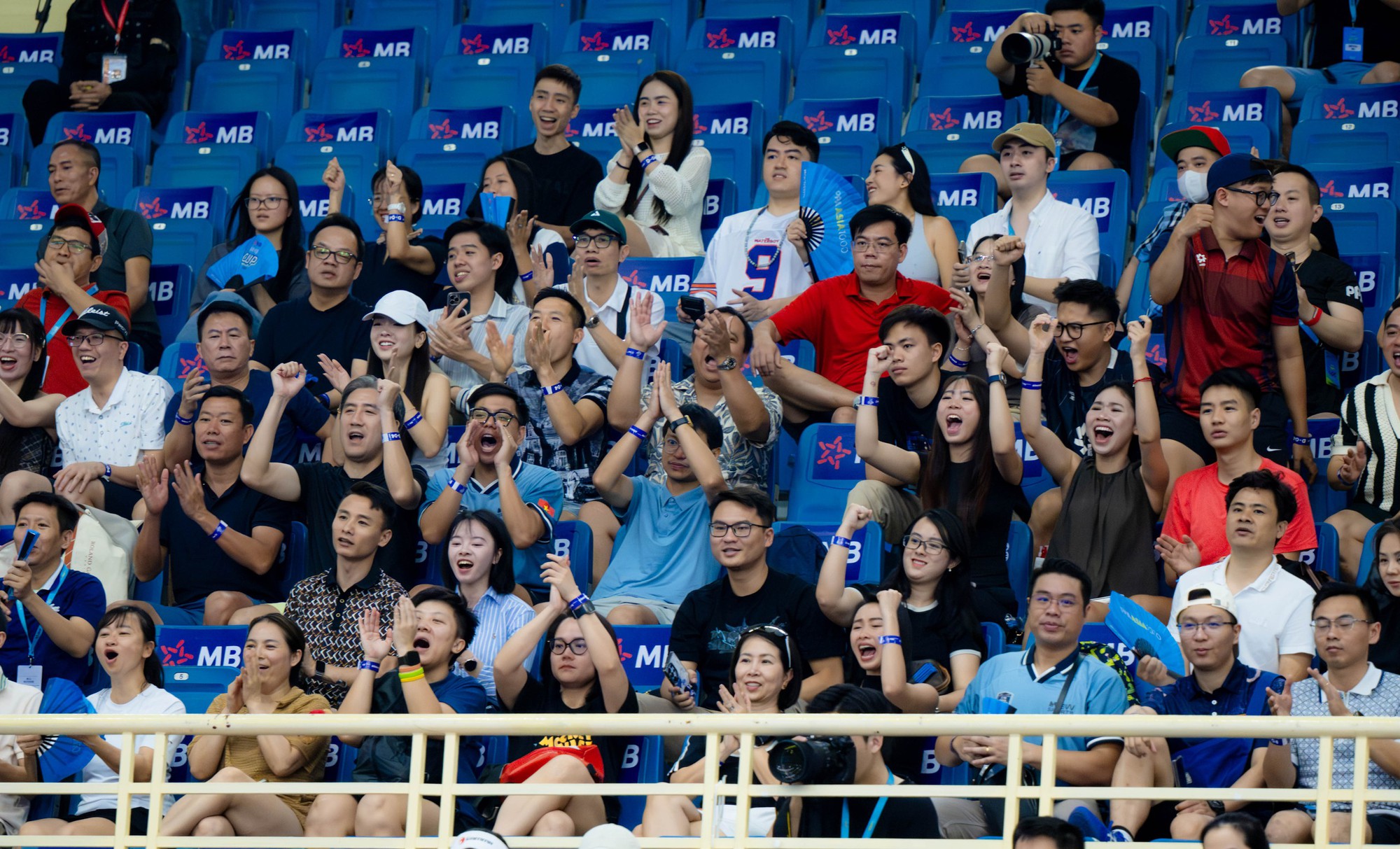 D&agrave;n si&ecirc;u sao PPA Mỹ cũng "phải l&ograve;ng" kh&aacute;n giả Việt, thi đấu thăng hoa hơn hẳn trong tiếng reo h&ograve; ở Mỹ Đ&igrave;nh- Ảnh 10.