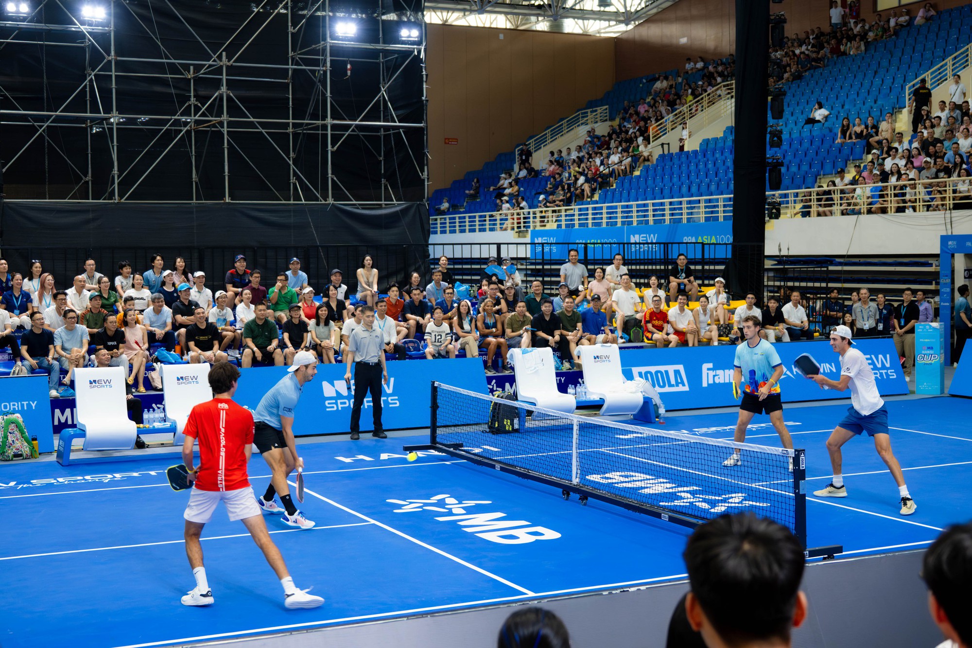 D&agrave;n si&ecirc;u sao PPA Mỹ cũng "phải l&ograve;ng" kh&aacute;n giả Việt, thi đấu thăng hoa hơn hẳn trong tiếng reo h&ograve; ở Mỹ Đ&igrave;nh- Ảnh 4.