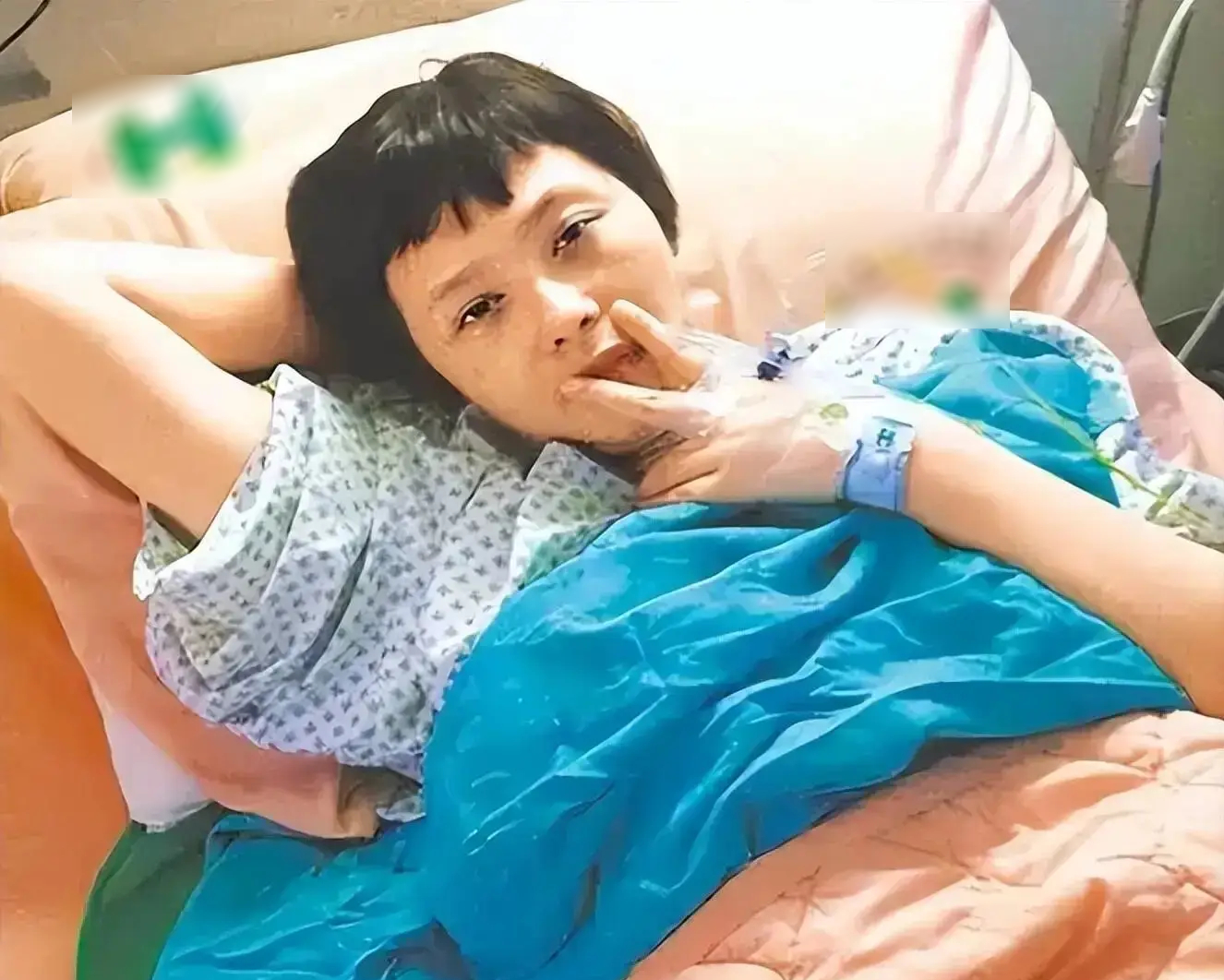 Nữ diễn viên từng 3 lần vào tù bị tái phát ung thư, phải uống hơn 20 loại thuốc mỗi ngày- Ảnh 4. Nữ diễn viên từng 3 lần vào tù bị tái phát ung thư, phải uống hơn 20 loại thuốc mỗi ngày- Ảnh 4.