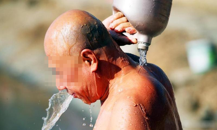 Người đ&agrave;n &ocirc;ng 58 tuổi tử vong sau khi tắm, b&aacute;c sĩ nhắc nhở 3 nh&oacute;m người kh&ocirc;ng n&ecirc;n tắm bồn- Ảnh 1.