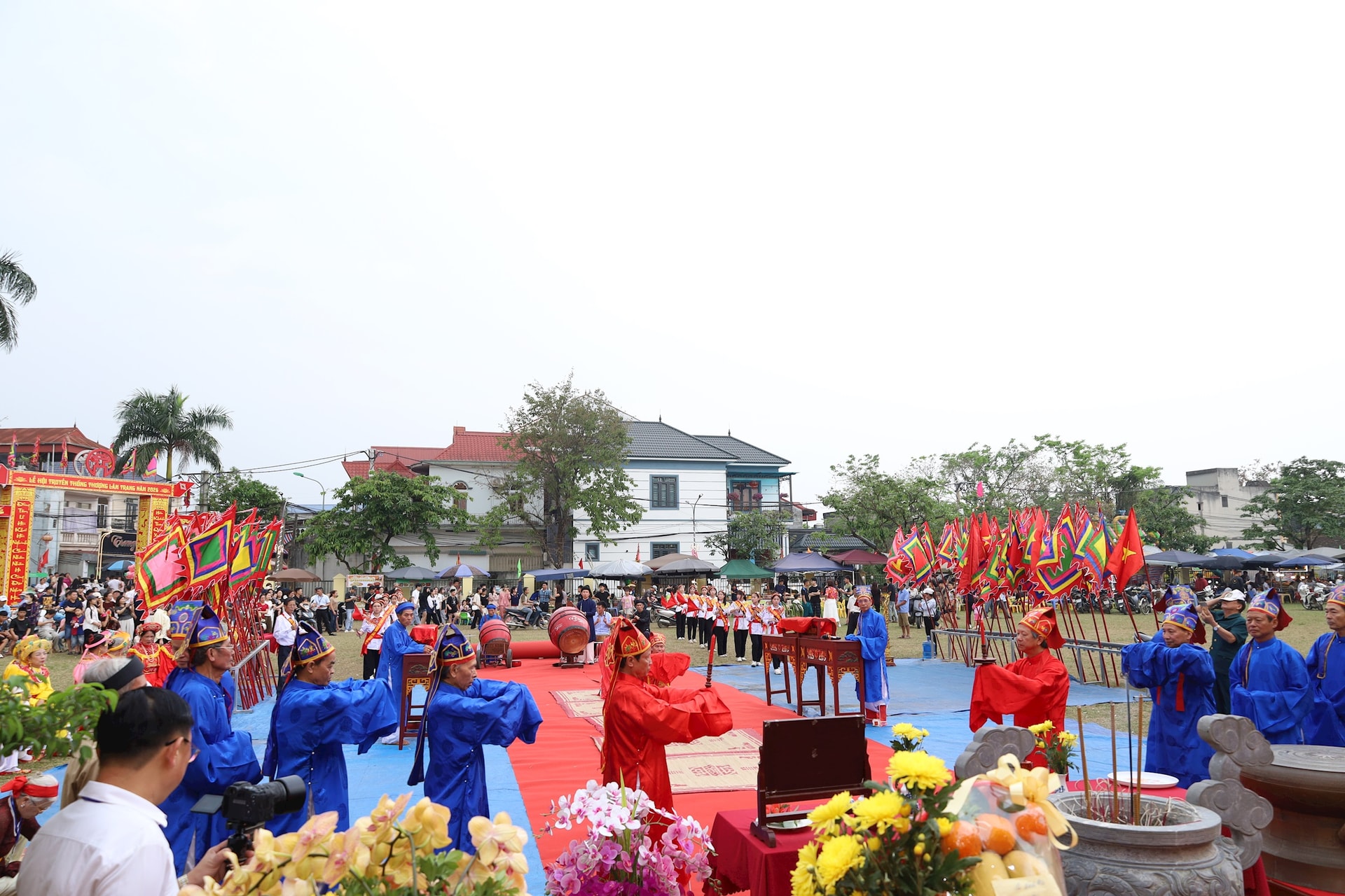 Cảnh tượng cuối tuần tại ngoại th&agrave;nh H&agrave; Nội, nhiều người nhận x&eacute;t: "Đ&ocirc;ng chưa từng c&oacute;!"- Ảnh 3.