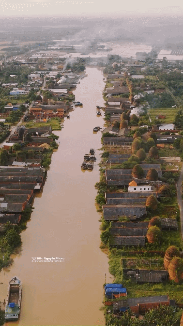 Lạc lối ở "Vương quốc đỏ" hơn 100 tuổi ở miền T&acirc;y: G&oacute;c check-in tuyệt đối điện ảnh, chục năm nữa chưa chắc đ&atilde; c&ograve;n nguy&ecirc;n vẹn để ngắm!- Ảnh 2.