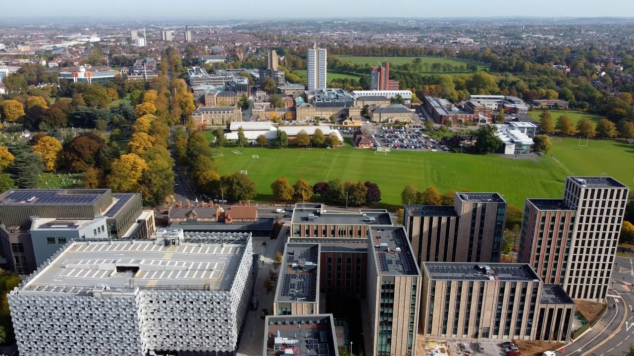 Đại học Anh đột ngột hủy 300 thư mời nhập học, "khai tử" ng&agrave;nh ngoại ngữ để cắt giảm th&acirc;m hụt h&agrave;ng triệu bảng- Ảnh 1.