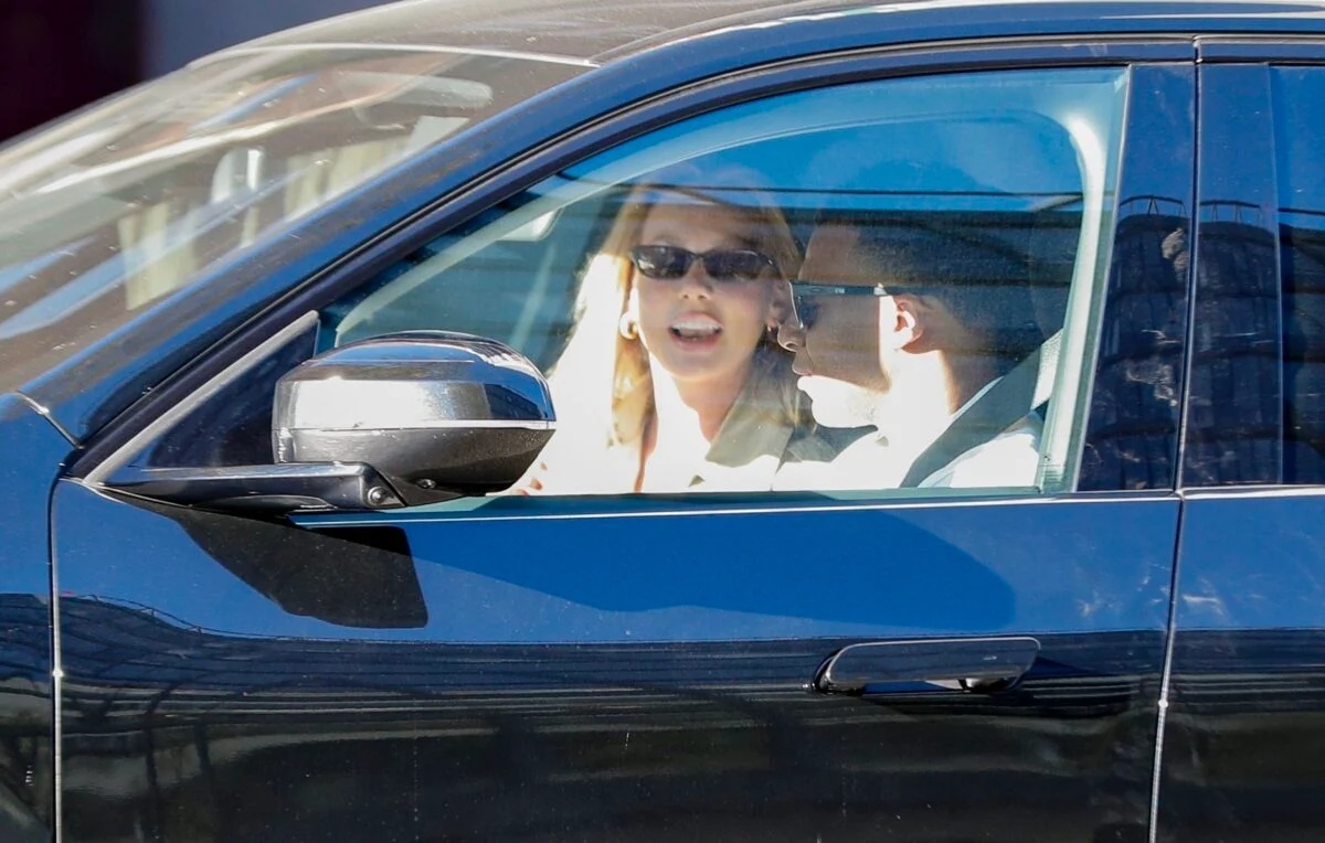 Mbappe bị bắt gặp h&ocirc;n "n&agrave;ng thơ" 24,3 triệu người theo d&otilde;i tr&ecirc;n si&ecirc;u xe- Ảnh 1.