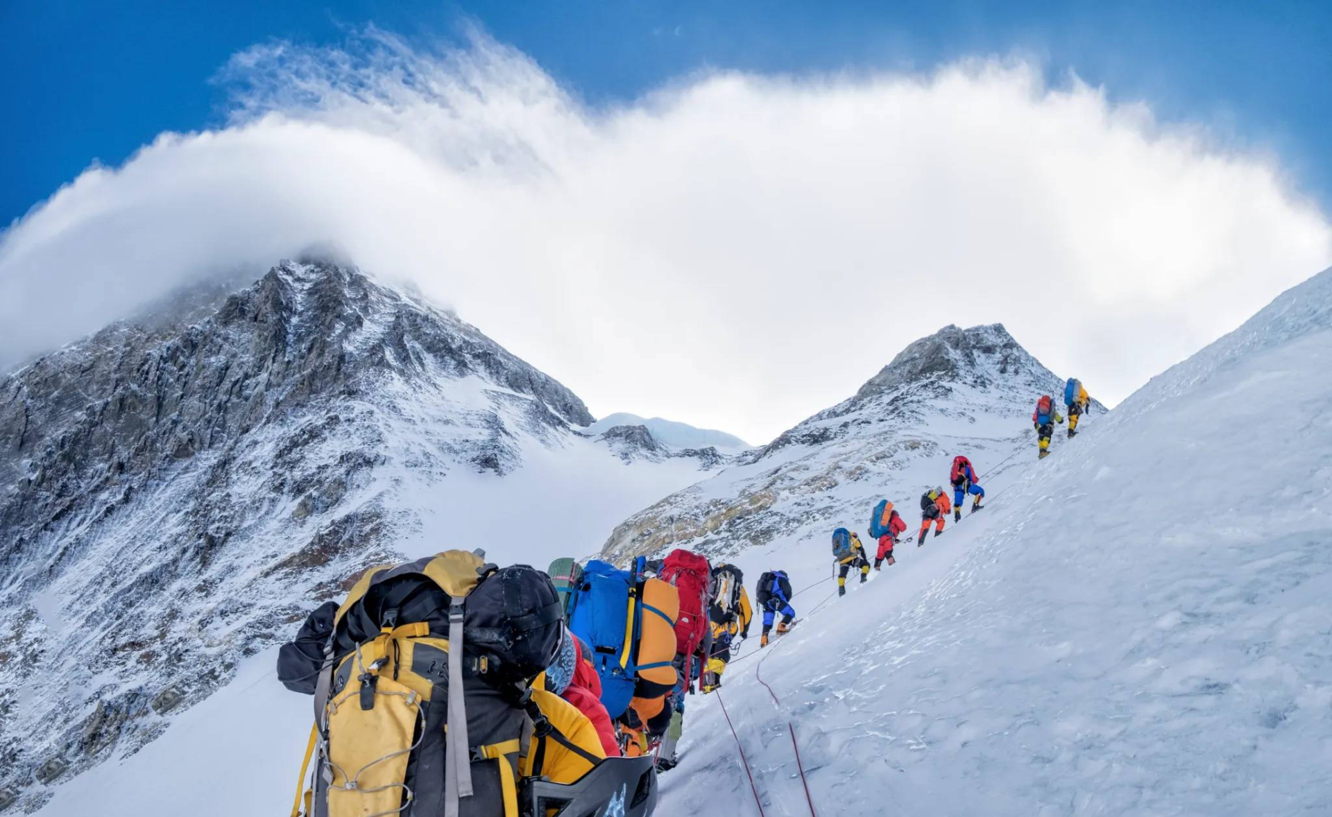 B&ecirc;n trong &ldquo;Thung lũng Cầu Vồng&rdquo; tr&ecirc;n đỉnh Everest: Nghĩa địa lộ thi&ecirc;n &aacute;m ảnh của những người chinh phục đỉnh n&uacute;i cao nhất thế giới- Ảnh 3.