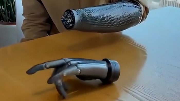 Trung Quốc lại một lần nữa khiến cả thế giới bất ngờ với c&aacute;nh tay giả c&oacute; thể "đọc" suy nghĩ v&agrave; di chuyển linh hoạt ngay cả khi kh&ocirc;ng kết nối với cơ thể người!- Ảnh 3.