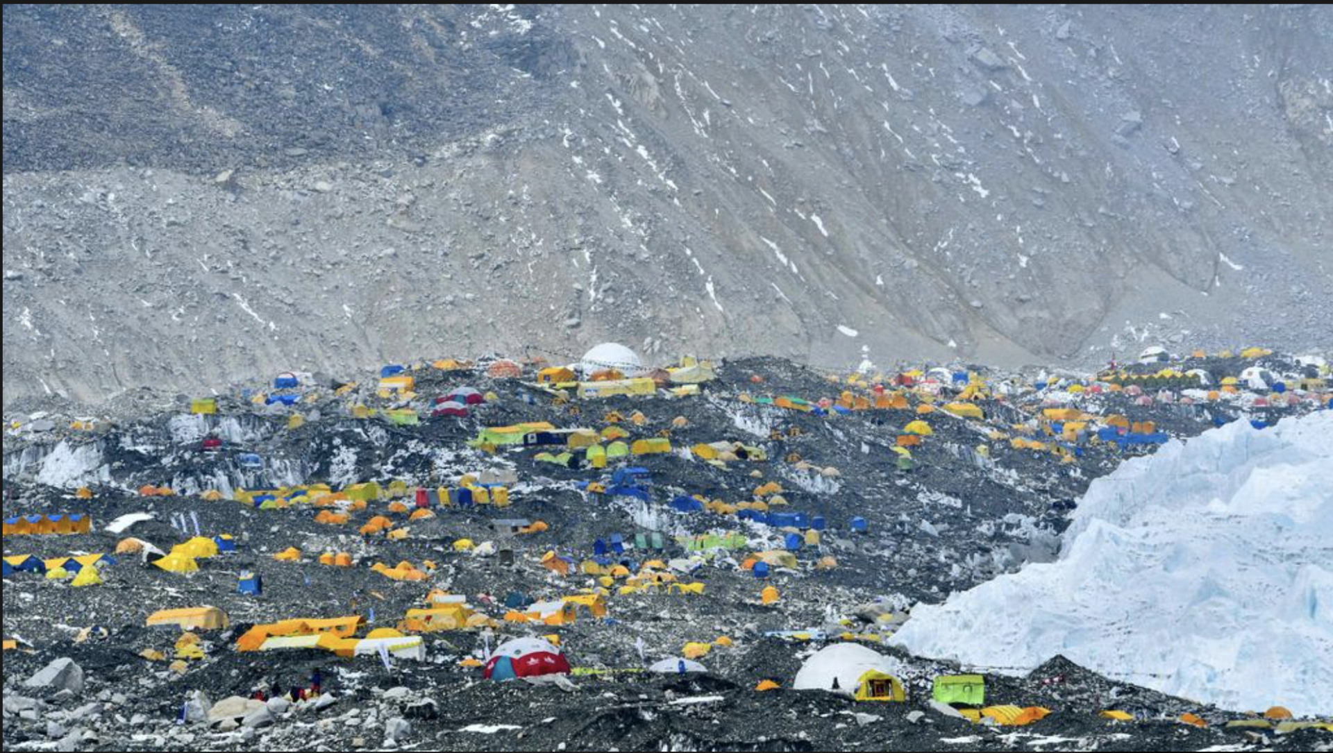 B&ecirc;n trong &ldquo;Thung lũng Cầu Vồng&rdquo; tr&ecirc;n đỉnh Everest: Nghĩa địa lộ thi&ecirc;n &aacute;m ảnh của những người chinh phục đỉnh n&uacute;i cao nhất thế giới- Ảnh 4.