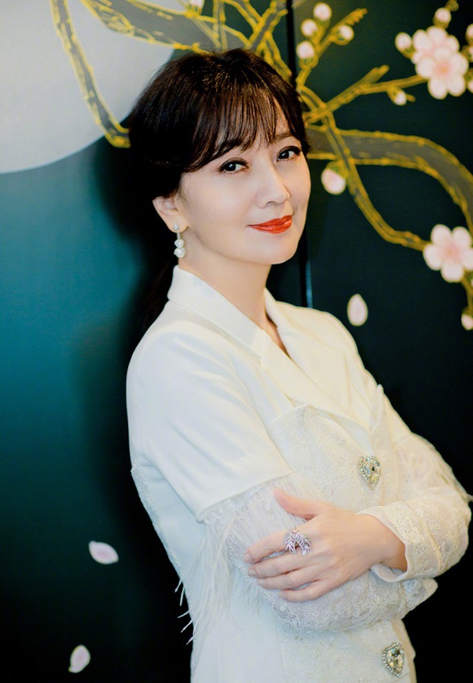 71 tuổi m&agrave; vẫn như 40, da căng d&aacute;ng gọn: minh tinh "Bến Thượng Hải" giữ th&oacute;i quen cực đơn giản, ai cũng l&agrave;m được nhưng &iacute;t người ki&ecirc;n tr&igrave;- Ảnh 4.