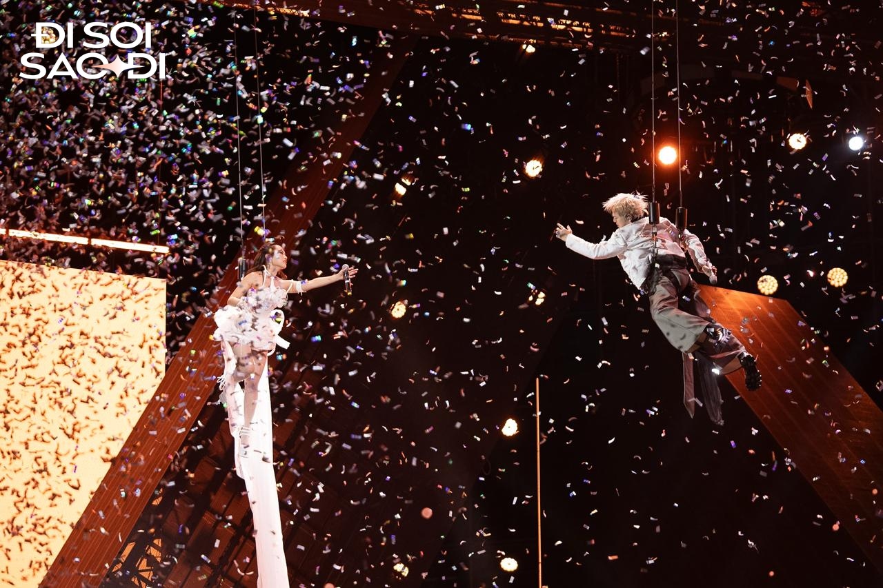 Phương Mỹ Chi lau mồ hôi nhắc từng câu cho RHYDER hát, treo mình trên cao 3m vẫn lên highnote tằng tằng- Ảnh 4. Phương Mỹ Chi lau mồ hôi nhắc từng câu cho RHYDER hát, treo mình trên cao 3m vẫn lên highnote tằng tằng- Ảnh 4.