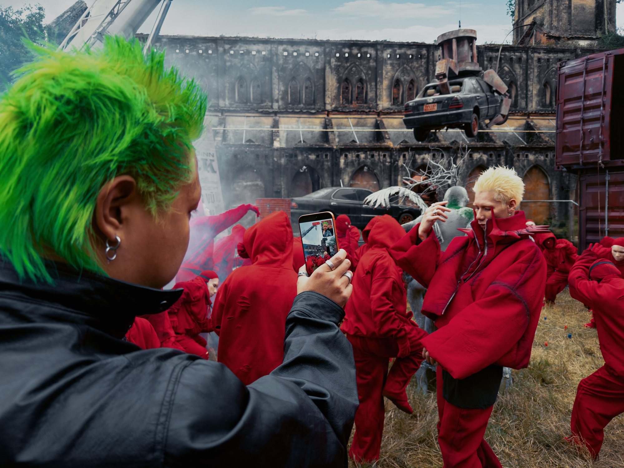 MCK kết hợp Phương Vũ ra mắt album trailer 360&deg; quay bằng iPhone 17 Pro- Ảnh 2.