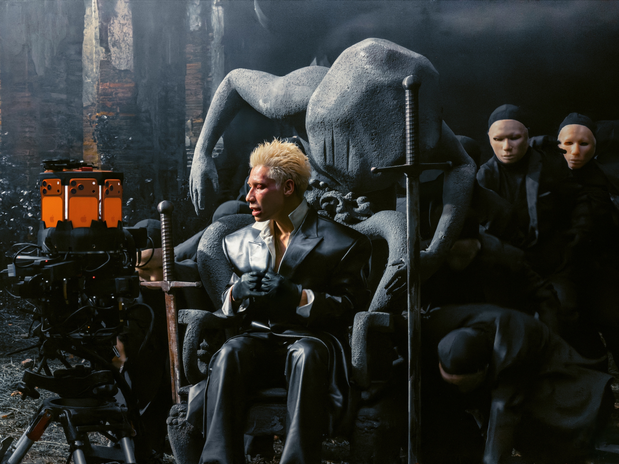 MCK kết hợp Phương Vũ ra mắt album trailer 360&deg; quay bằng iPhone 17 Pro- Ảnh 1.