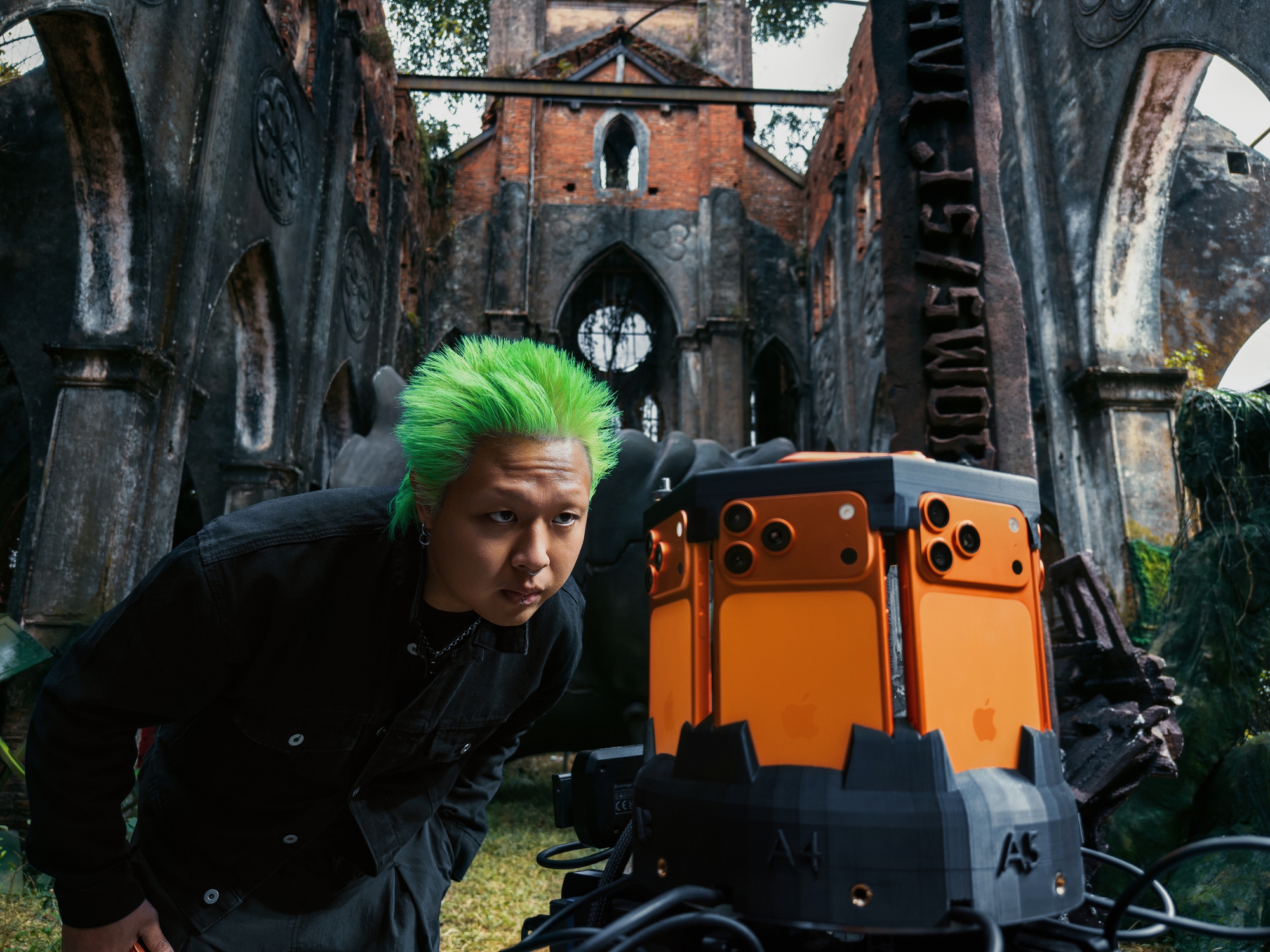 MCK kết hợp Phương Vũ ra mắt album trailer 360&deg; quay bằng iPhone 17 Pro- Ảnh 3.