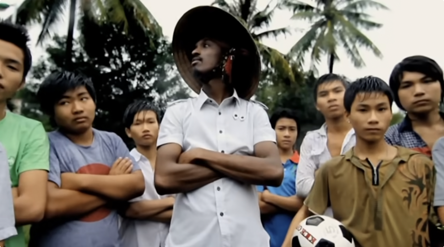 Một cảnh b&igrave;nh dị ở Việt Nam nổi tiếng to&agrave;n cầu khi xuất hiện trong MV huyền thoại World Cup 16 năm trước- Ảnh 4.