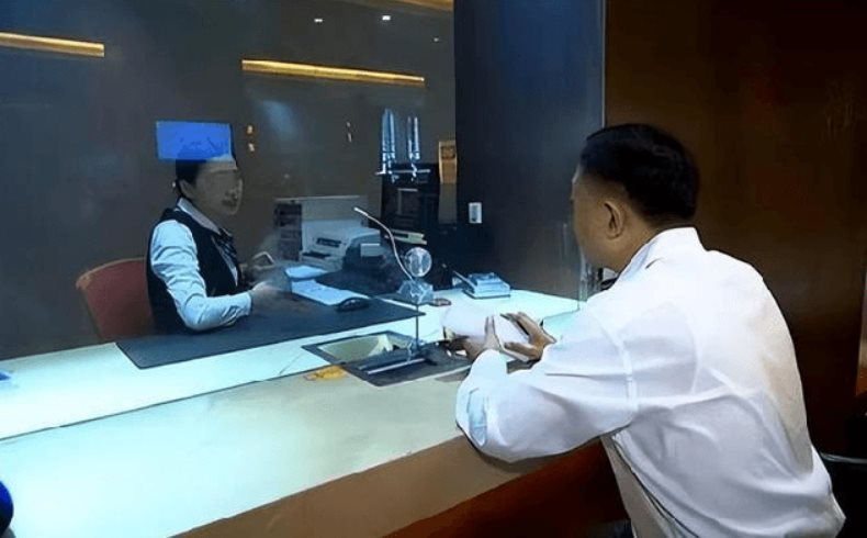 Kh&aacute;ch y&ecirc;u cầu tăng hạn mức chuyển khoản từ 19 tỷ l&ecirc;n 382 tỷ đồng/ng&agrave;y, nghe giao dịch vi&ecirc;n n&oacute;i 1 c&acirc;u liền r&uacute;t to&agrave;n bộ tiền gửi tại ng&acirc;n h&agrave;ng- Ảnh 2.