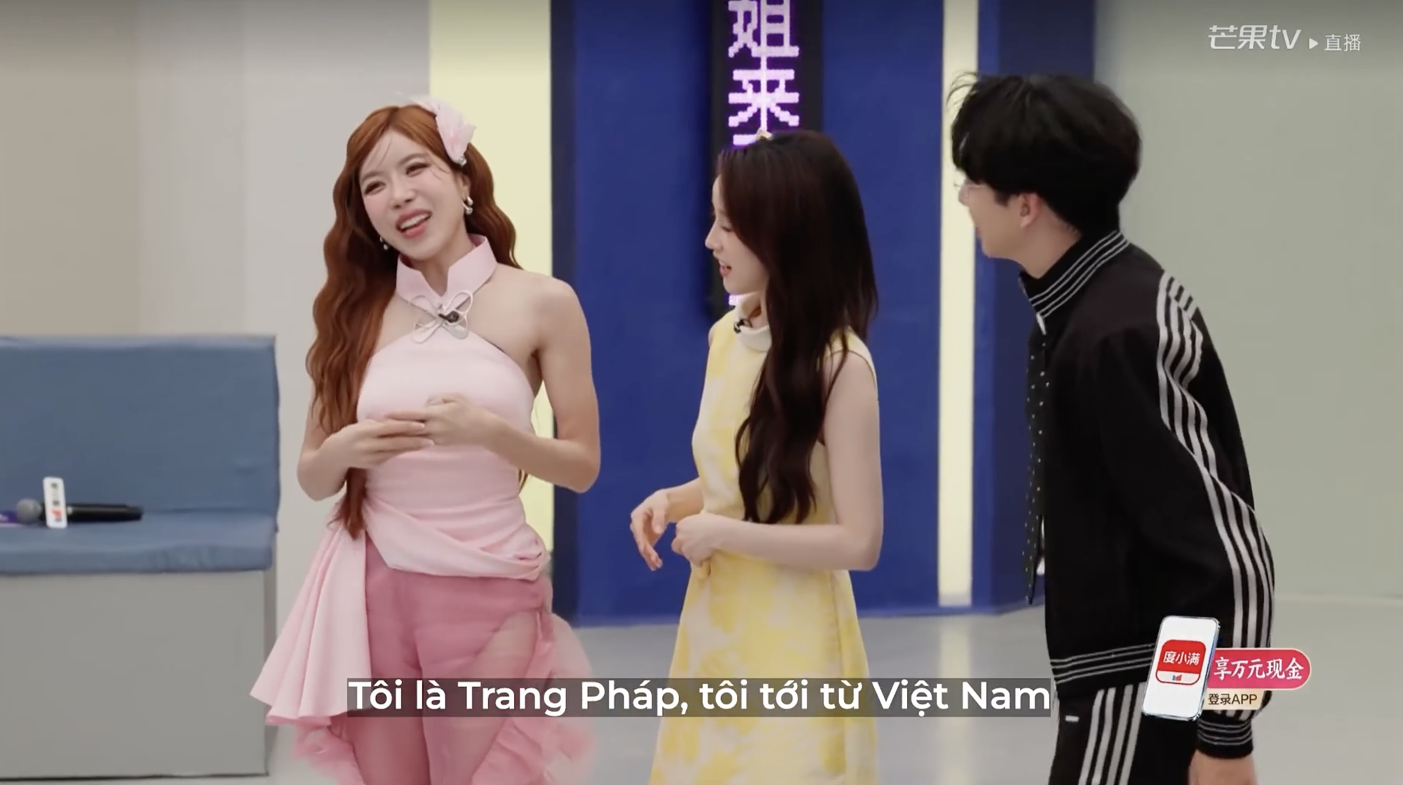 Trang Pháp gây sốt vì nói tiếng Trung cực chuẩn tại show Trung Quốc, hóa ra là dùng "phao"!- Ảnh 3. Trang Pháp gây sốt vì nói tiếng Trung cực chuẩn tại show Trung Quốc, hóa ra là dùng "phao"!- Ảnh 3.