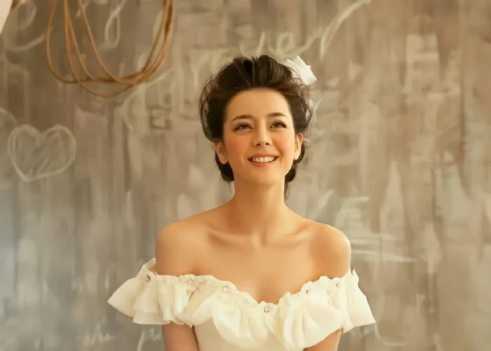 Mỹ nh&acirc;n mặc v&aacute;y cưới đẹp nhất showbiz gọi t&ecirc;n Địch Lệ Nhiệt Ba!- Ảnh 3.