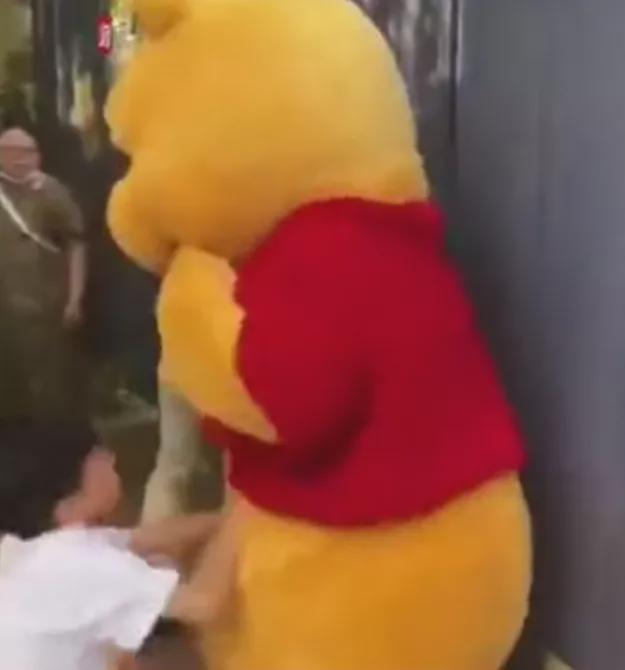 Bức ảnh đứa trẻ b&ecirc;n con th&uacute; nhồi b&ocirc;ng mờ căm khiến nhiều người phải ngao ng&aacute;n về c&aacute;ch 1 số cha mẹ dạy con!- Ảnh 1.