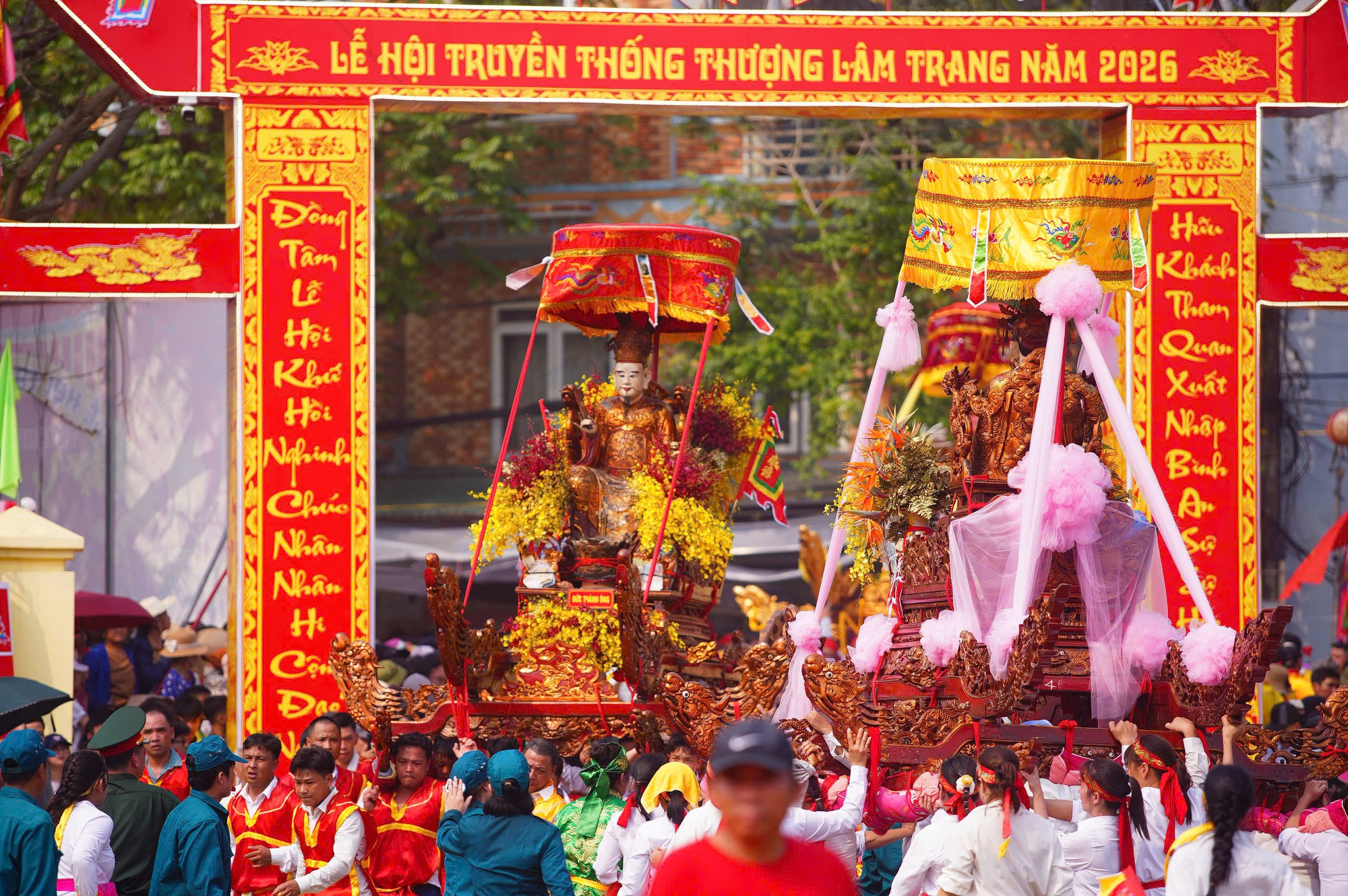 Cảnh tượng cuối tuần tại ngoại th&agrave;nh H&agrave; Nội, nhiều người nhận x&eacute;t: "Đ&ocirc;ng chưa từng c&oacute;!"- Ảnh 2.