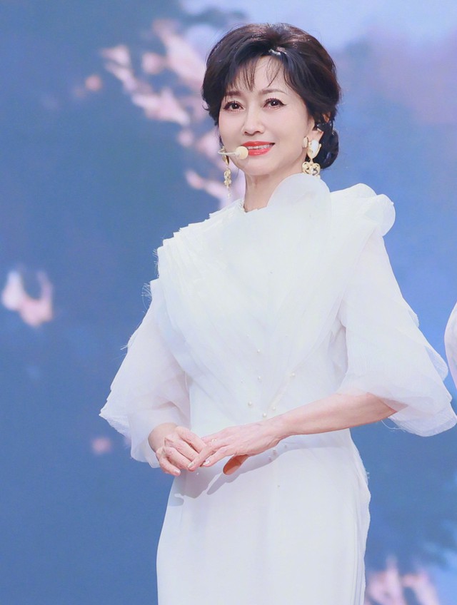 71 tuổi m&agrave; vẫn như 40, da căng d&aacute;ng gọn: minh tinh "Bến Thượng Hải" giữ th&oacute;i quen cực đơn giản, ai cũng l&agrave;m được nhưng &iacute;t người ki&ecirc;n tr&igrave;- Ảnh 2.