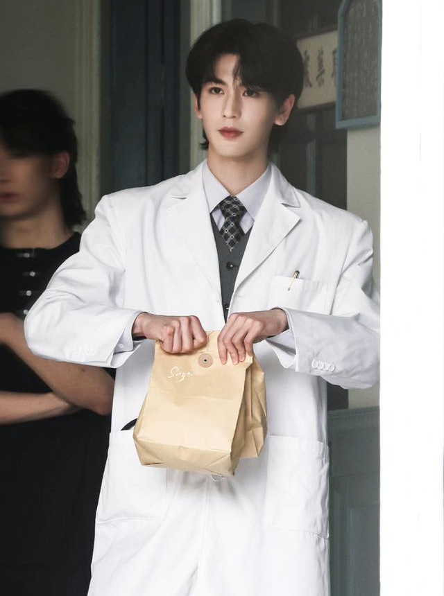 Trương Lăng H&aacute;ch buộc phải đổi nghề- Ảnh 3.